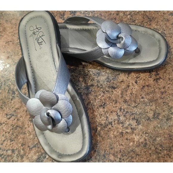 Life Style Soft System Metallic Silver Flip Flop, Wide Straps | Flowers | sz 9M - Picture 6 of 8